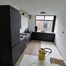 Wanden van de keuken voorzien van dun pleisterwerk